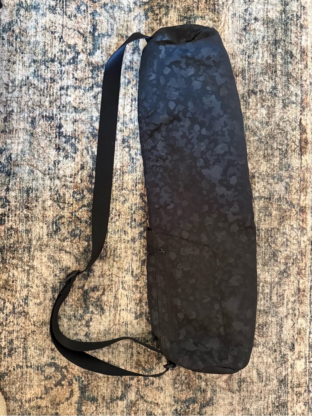 Lululemon black printed yoga mat bag